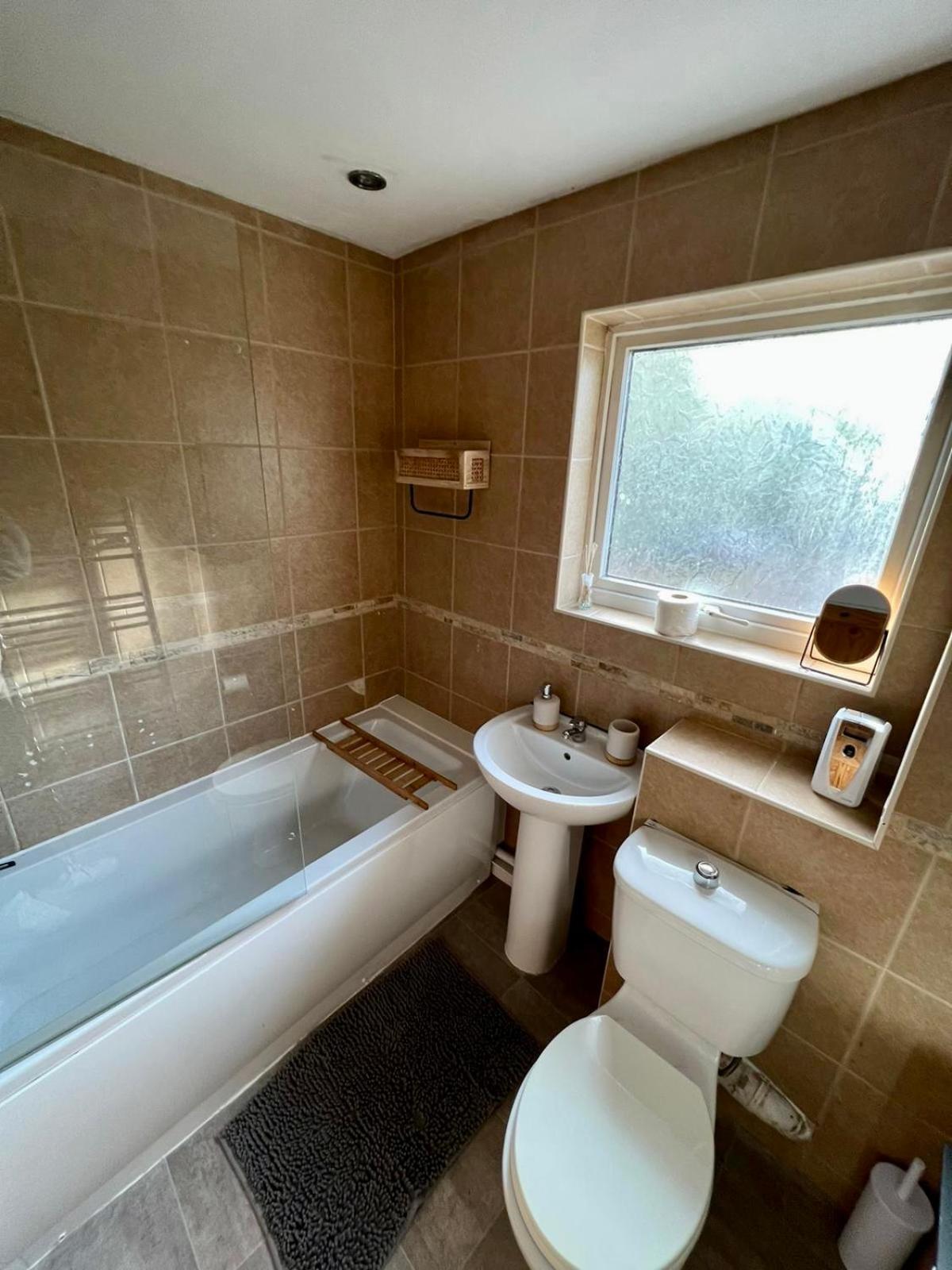 Manchester - Eccles - Business - Contractors - Families - Discounts Available Екстер'єр фото