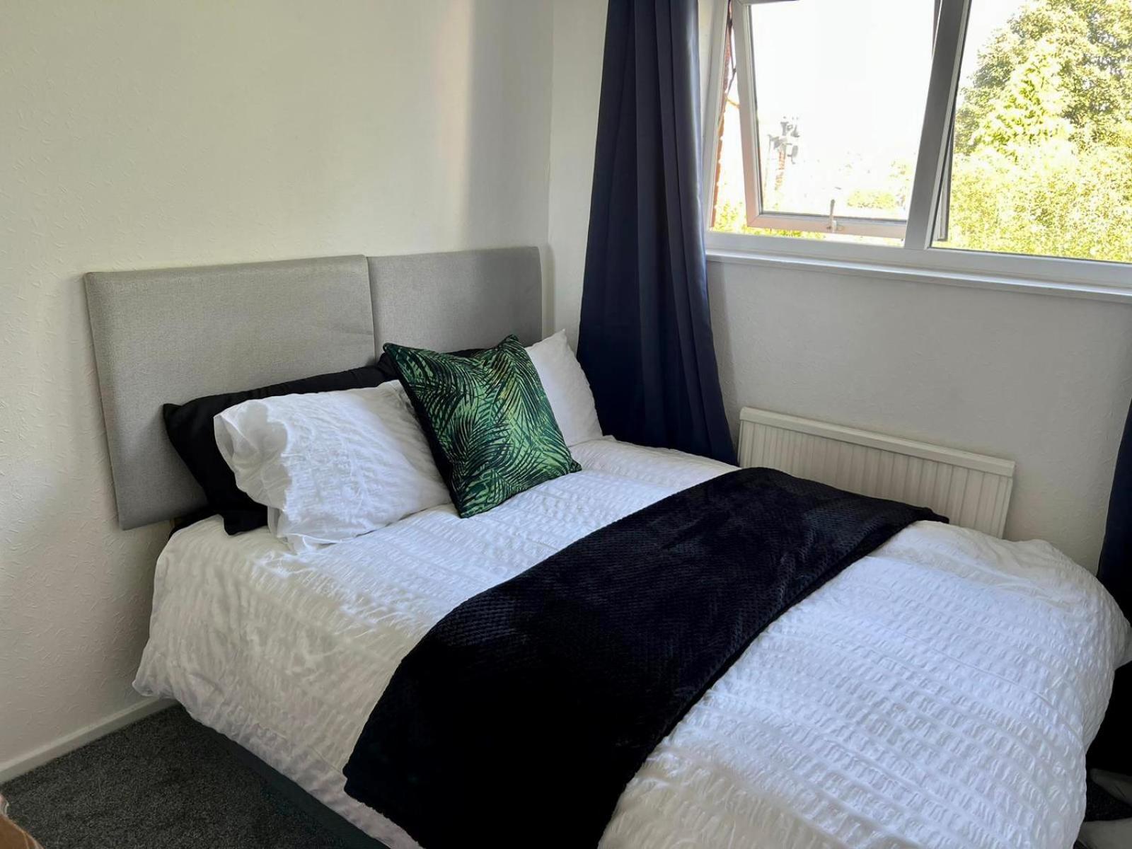 Manchester - Eccles - Business - Contractors - Families - Discounts Available Екстер'єр фото
